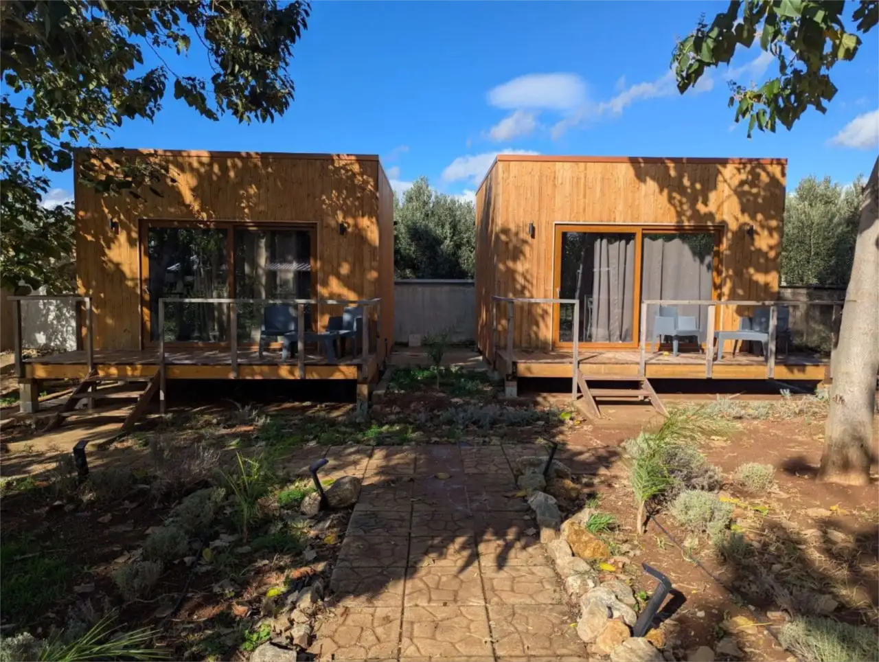 I due bungalow in legno di Cubo House nel giardino