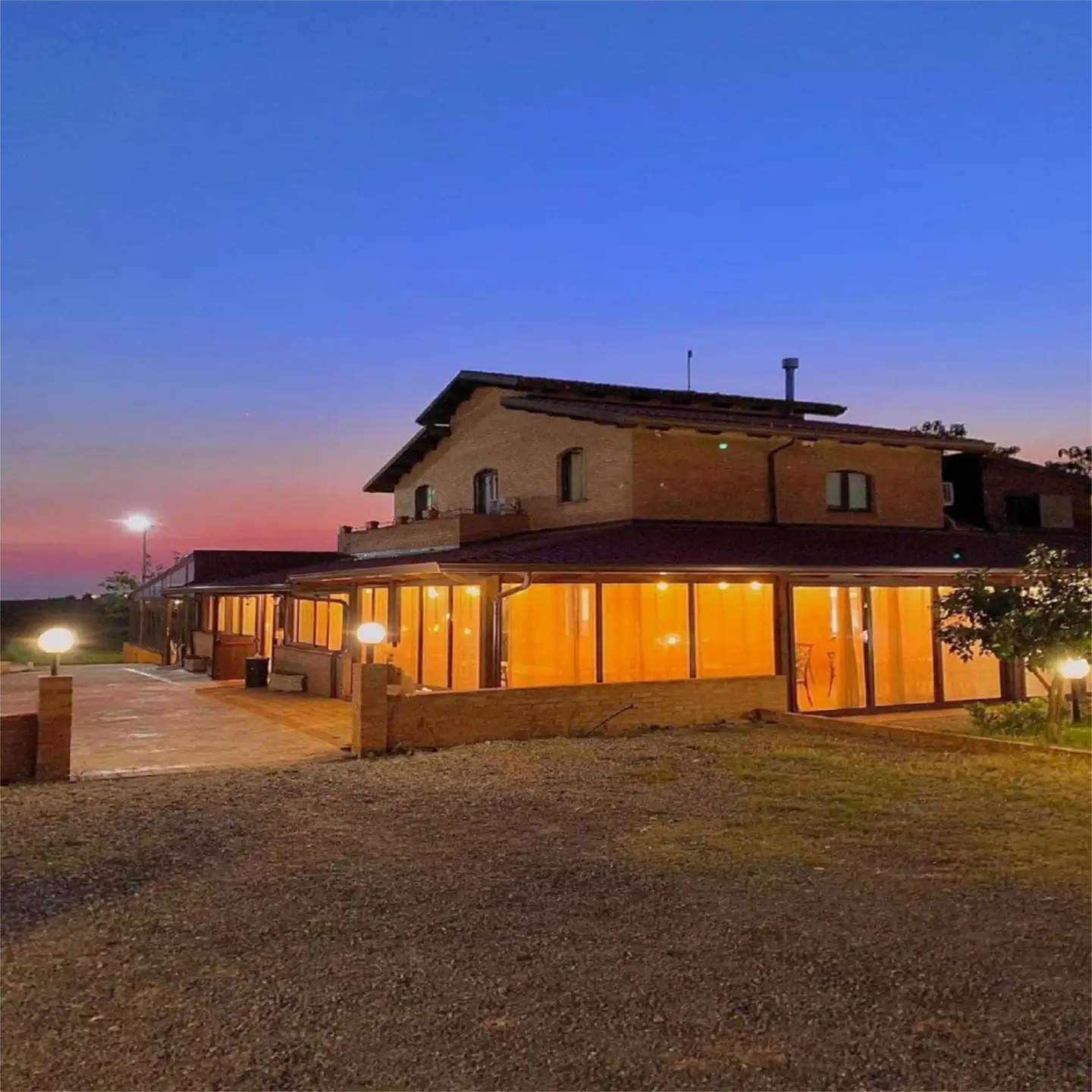 La casa della fattoria illuminata al tramonto